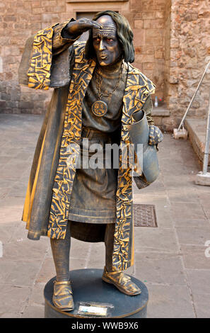 Artista di strada ("statua vivente') a Pla de la Seu (piazza del Duomo), nel Barri Gotic, il vecchio quartiere Gotico di Barcellona, in Catalogna, Spagna. Foto Stock