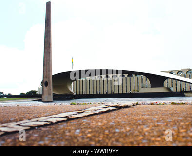 Fotografia della conchiglia acustica monumento che si trova nel Duca de caxias square nell'urbano settore militare in Brasilia. Foto Stock