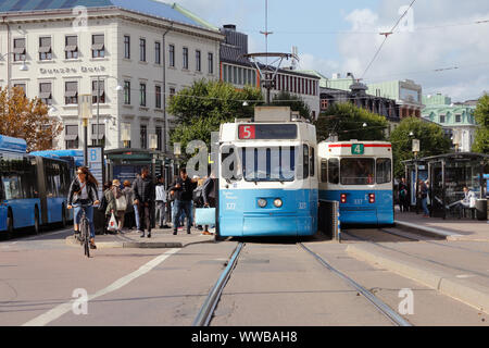 Göteborg, Svezia - 2 Settembre 2019: due tram classe M21 presso la fermata del tram Kungsportplatsen nel centro di Gothenburg. Foto Stock