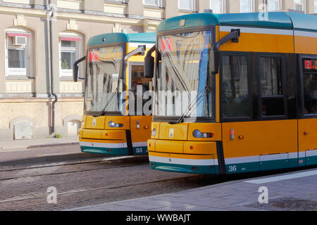 Norrkoping, 2 Settembre 2019: due tram gialli classe M06 in Norrkoping centro città in servizio sulla linea 2. Foto Stock
