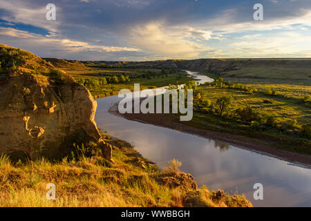 Sera nuvole sopra il piccolo fiume Missouri Valley, Parco nazionale Theodore Roosevelt (Sud), il Dakota del Nord, STATI UNITI D'AMERICA Foto Stock