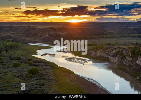 Sera nuvole sopra il piccolo fiume Missouri Valley, Parco nazionale Theodore Roosevelt (Sud), il Dakota del Nord, STATI UNITI D'AMERICA Foto Stock