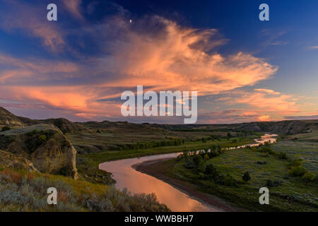 Sera nuvole sopra il piccolo fiume Missouri Valley, Parco nazionale Theodore Roosevelt (Sud), il Dakota del Nord, STATI UNITI D'AMERICA Foto Stock