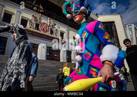 Mosca, Russia. 14 Settembre, 2019 artisti circensi a piedi sullo sfondo della mosca Nikulin Circus on Tsvetnoy Boulevard durante il festival dello Stato Russo Circus Azienda sul Boulevard Ring per il centenario del circo russo nella città di Mosca, Russia Foto Stock