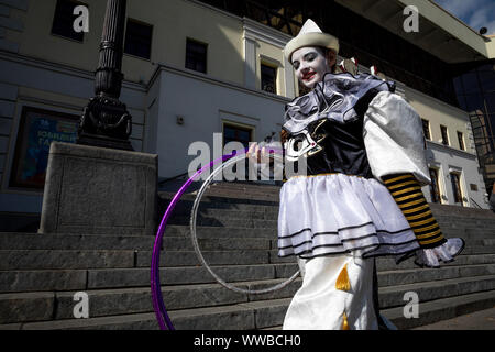 Mosca, Russia. 14 Settembre, 2019 artisti circensi a piedi sullo sfondo della mosca Nikulin Circus on Tsvetnoy Boulevard durante il festival dello Stato Russo Circus Azienda sul Boulevard Ring per il centenario del circo russo nella città di Mosca, Russia Foto Stock