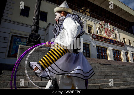 Mosca, Russia. 14 Settembre, 2019 artisti circensi a piedi sullo sfondo della mosca Nikulin Circus on Tsvetnoy Boulevard durante il festival dello Stato Russo Circus Azienda sul Boulevard Ring per il centenario del circo russo nella città di Mosca, Russia Foto Stock