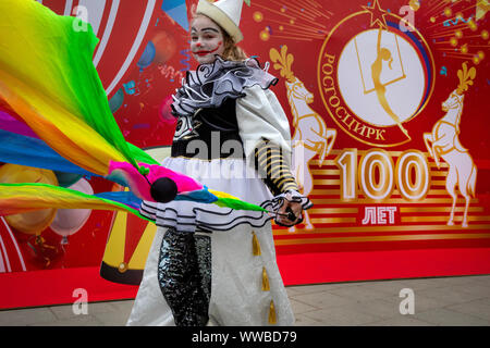 Mosca, Russia. 14 Settembre, 2019 Un artista circense sullo sfondo di un cartellone del festival delle arti di circo, dedicato al centenario dello stato nazionale circus, a Tsvetnoy Boulevard nel centro di Mosca, Russia Foto Stock