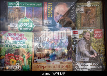 Mosca, Russia. 14 Settembre, 2019 i calendari in assortimento per il 2020 nella finestra di un edicola di strada sulla via centrale di Mosca, Russia Foto Stock