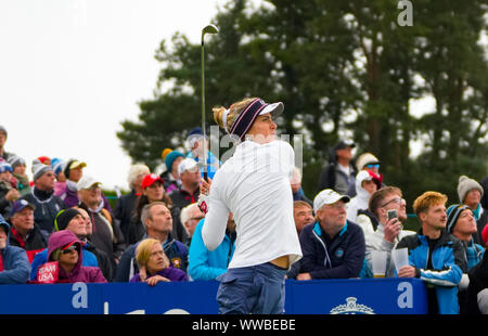 Auchterarder, Scotland, Regno Unito. Il 14 settembre 2019. Sabato pomeriggio Fourballs corrisponde a 2019 Solheim Cup su Centenary a Gleneagles. Nella foto; Lexi Thompson segue il suo tee-shot sul decimo foro. Iain Masterton/Alamy Live News Foto Stock