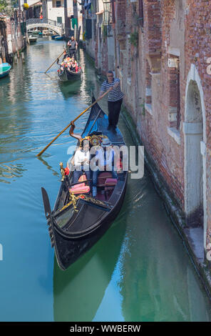 Venezia, Italia - 20 Aprile 2019: stretto canale con gondole e case storiche, in una bella giornata di sole. Foto Stock