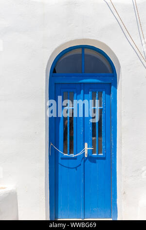 Il Blue Door in architettura cicladica, Sifnos Island, Grecia, l'Europa. Foto Stock