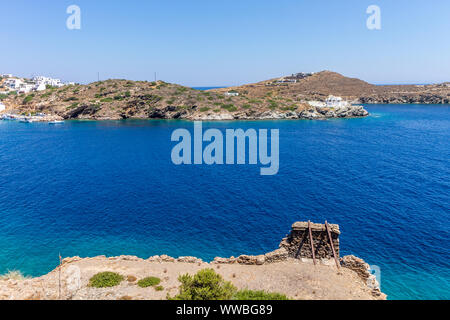 Sifnos Island, Grecia, della costa da un piccolo villaggio. Sifnos è una bellissima isola nelle Cicladi in mare Egeo. Foto Stock