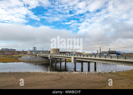 Un piccolo ponte sulla Jafet Dr che collega il porto di Rd e Seppala Dr in Nome, Alaska, Stati Uniti d'America. Foto Stock
