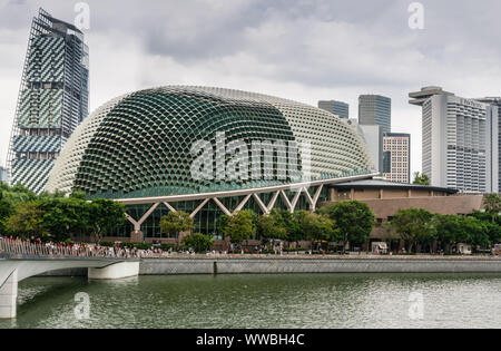 Singapore - Marzo 20, 2019: JW Marriott hotel tower dietro il duomo di Esplanade Theatre e più grattacieli a destra sotto cloudscape. Acqua marina, Foto Stock