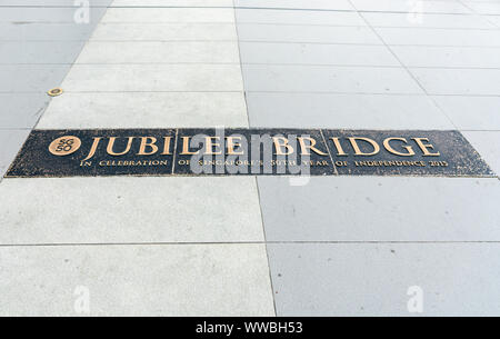 Singapore - Marzo 20, 2019: Closeup di segno in superficie del Giubileo un ponte pedonale che collega Merlion con Teatri Esplanade. Rame su piastrelle bianche. In Foto Stock