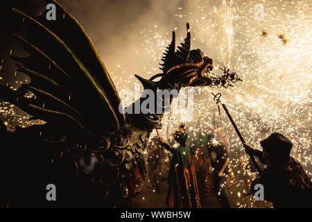 Sitges, Spagna. 14 Settembre 2019: Un firebeast viene illuminato il suo bastone montato fuochi d'artificio durante Sitges' Santa Tecla Festival. Credito: Matthias Oesterle/Alamy Live News Foto Stock