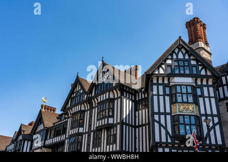 LONDON, Regno Unito - 23 Luglio: Questa è la parte esterna del Liberty department store, un famoso department store in Marlborough Street il 23 luglio 2 Foto Stock