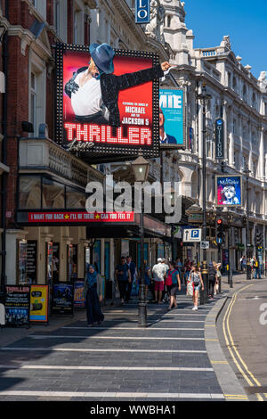 LONDON, Regno Unito - 23 luglio: si tratta di Shaftesbury Avenue, un famoso street nel centro di Londra con il teatro di molti suoi negozi e ristoranti sulla luglio 23, Foto Stock