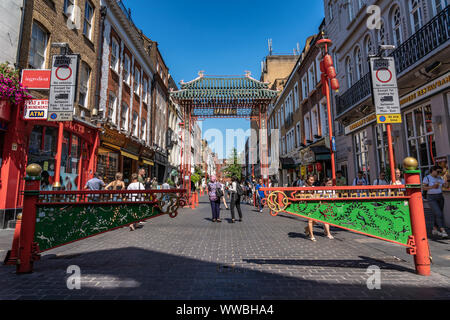 LONDON, Regno Unito - 23 Luglio: questo è Gerrard Street a Chinatown, una popolare destinazione di viaggio nella zona del centro cittadino sulla luglio 23, 2019 a Londra Foto Stock