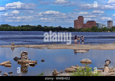 Una famiglia di tre gabbie dal bordo del fiume Ottawa (Ontario lato), affacciato sulla Gatineau, Quebec sulla sponda opposta. In Canada. Foto Stock
