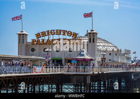 BRIGHTON, Regno Unito - 24 Luglio: questa è una vista del Palazzo di Brighton Pier, una popolare destinazione turistica sulla spiaggia di Brighton il 24 luglio 2019 in Br Foto Stock