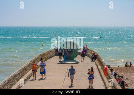 BRIGHTON, Regno Unito - 24 luglio: si tratta di un molo e vista mare sulla spiaggia di Brighton nel periodo estivo sulla luglio 24, 2019 in Brighton Foto Stock