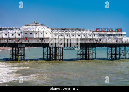 BRIGHTON, Regno Unito - 24 Luglio: questo è è una vista mare con Brighton Palace Pier, una popolare destinazione di viaggio sulla luglio 24, 2019 in Brighton Foto Stock