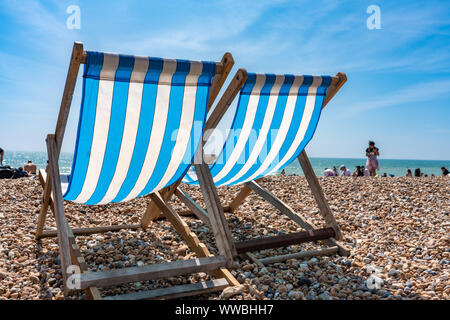 Sedia a sdraio sulla spiaggia di Brighton nel periodo estivo Foto Stock