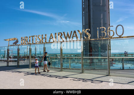 BRIGHTON, Regno Unito - 24 Luglio: Questa è la British Airways i360 torre di osservazione, una popolare destinazione turistica sulla spiaggia di Brighton il 24 luglio 20 Foto Stock