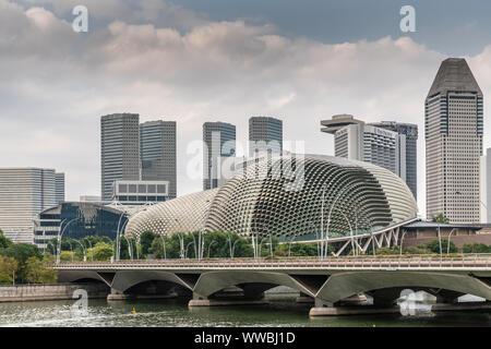 Singapore - Marzo 20, 2019: grattacieli torreggianti su Esplande teatri cupole , park e il ponte sul Fiume Singapore sotto cloudscape. Foto Stock