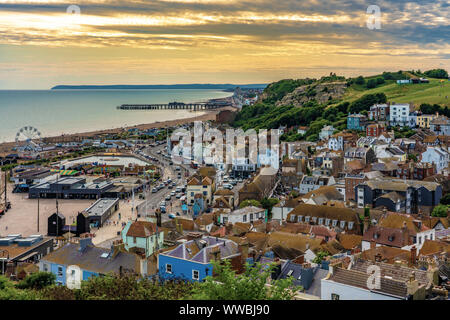 HASTINGS, Regno Unito - 29 Luglio: vista panoramica di Hastings old town e l'oceano durante il tramonto sulla luglio 29, 2019 in Hastings Foto Stock