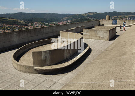 Terrazza sul tetto in modernista edificio residenziale Unité d'Habitation (scatola) progettato da Swiss modernista architetto Le Corbusier (1964) in Firminy vicino a Lione, Francia. Foto Stock