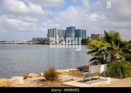 Appartamenti di Wentworth punto sobborgo di Sydney visto dal Memorial Park in Meadowbank,Sydney , Australia Foto Stock