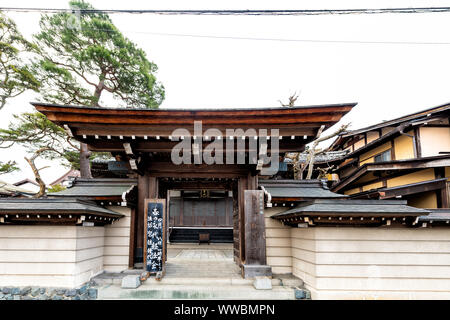 Takayama, Giappone - Aprile 7, 2019: cancello di ingresso con segno a Eiho-ji buddista Rinzai Zen tempio Buddista santuario con legno tradizionali archit giapponese Foto Stock