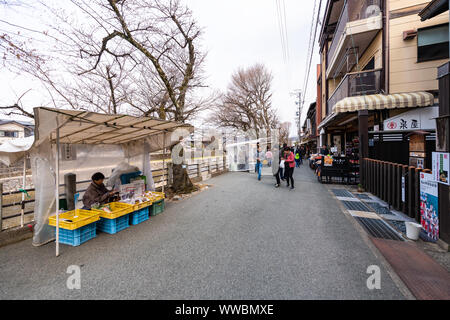 Takayama, Giappone - Aprile 7, 2019: Prefettura di Gifu city con i venditori di vendita di generi alimentari freschi produrre su strada con display di vendita al dettaglio di prodotti alimentari locali presso i punti vendita Foto Stock