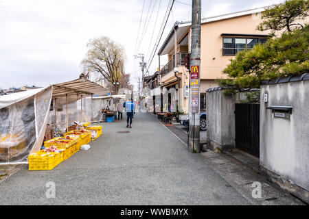 Takayama, Giappone - Aprile 7, 2019: Prefettura di Gifu city con i venditori di vendita di generi alimentari freschi produrre sulla strada, display di vendita al dettaglio di prodotti alimentari locali nei magazzini di ven Foto Stock