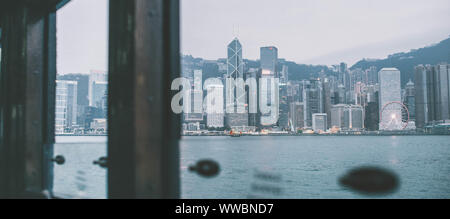 Vista dalla finestra del traghetto Star, Victoria Harbour skyline. Foto Stock