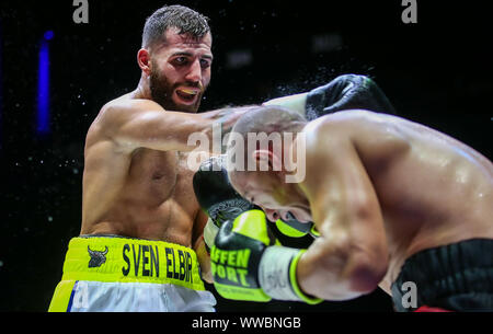 Berlino, Germania. Xiv Sep, 2019. Caselle di controllo: EM, medi, IBO, Elbir (Germania) - Vallejo (Spagna). Sven Elbir (l) combatte Jorge Vallejo. Credito: Andreas Gora/dpa/Alamy Live News Foto Stock