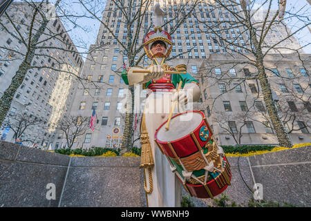 New York City, NY, STATI UNITI D'AMERICA - Dicembre 25th, 2018 - enorme e coloratissimo soldatino decorare il Natale al Rockefeller Center di Manhattan. Foto Stock