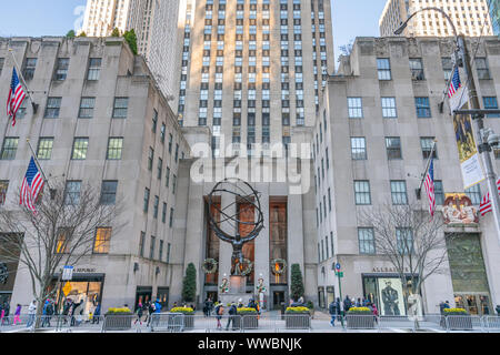 New York City, NY, STATI UNITI D'AMERICA - Dicembre 2018 - Atlas è una statua in bronzo di fronte al Rockefeller Center nel centro di Manhattan, tra Fifth Avenue e da SAN P Foto Stock