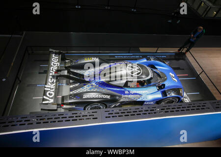 Francoforte, Germania. Xii Sep, 2019. La casa automobilistica tedesca VOLKSWAGEN visualizza il VW ID.R electric race car al 2019 Internationale Automobil-Ausstellung (IAA). (Foto di Michael Debets/Pacific Stampa) Credito: Pacific Press Agency/Alamy Live News Foto Stock