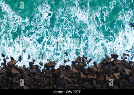 Vista aerea delle onde del mare e la splendida costa rocciosa Foto Stock