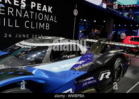 Francoforte, Germania. Xii Sep, 2019. La casa automobilistica tedesca VOLKSWAGEN visualizza il VW ID.R electric race car al 2019 Internationale Automobil-Ausstellung (IAA). (Foto di Michael Debets/Pacific Stampa) Credito: Pacific Press Agency/Alamy Live News Foto Stock