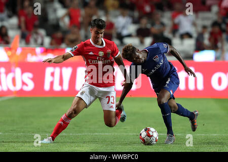 Lisbona, Portogallo. Xiv Sep, 2019. Jota (L) di SL Benfica vies con Yves Baraye di Gil Vicente FC durante il campionato portoghese partita di calcio tra SL Benfica e Gil Vicente FC a Lisbona, in Portogallo il 7 settembre 14, 2019. Credito: Pedro Fiuza/Xinhua Foto Stock