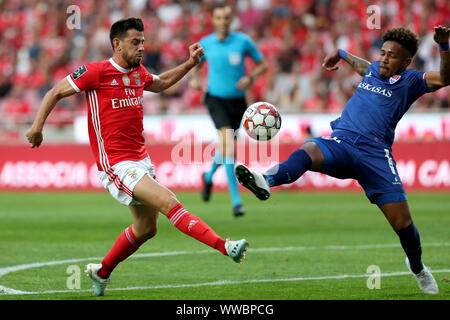 Lisbona, Portogallo. Xiv Sep, 2019. Pizzi (L) di SL Benfica vies con Ygor Nogueira di Gil Vicente FC durante il campionato portoghese partita di calcio tra SL Benfica e Gil Vicente FC a Lisbona, in Portogallo il 7 settembre 14, 2019. Credito: Pedro Fiuza/Xinhua Foto Stock