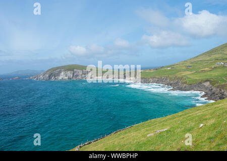 Una vista di Dun Mor e un Blascaod Mor da Ceanne Sleibhe sulla penisola di Dingle, nella contea di Kerry, Irlanda. Foto Stock