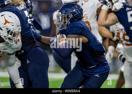 Houston, TX, Stati Uniti d'America. Xiv Sep, 2019. Riso gufi running back Aston Walter (1) porta la palla durante il primo trimestre di un NCAA Football gioco tra il Texas Longhorns ed il riso di gufi a NRG Stadium di Houston, TX. Trask Smith/CSM/Alamy Live News Foto Stock