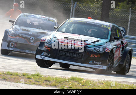 Riga, Lettonia. Xiv Sep, 2019. Reinis Nitiss (R) della Lettonia compete durante la gara di qualificazione della Neste mondo RX della Lettonia, a Riga, Lettonia, Sett. 14, 2019. Credito: Edijs Palens/Xinhua Credito: Xinhua/Alamy Live News Foto Stock