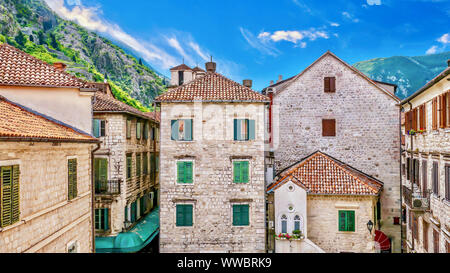 Il pittoresco, pittoresco stile architettonico della città vecchia di Kotor, Montenegro, con tradizionali edifici in pietra e dipinto di finestre con persiane. Foto Stock