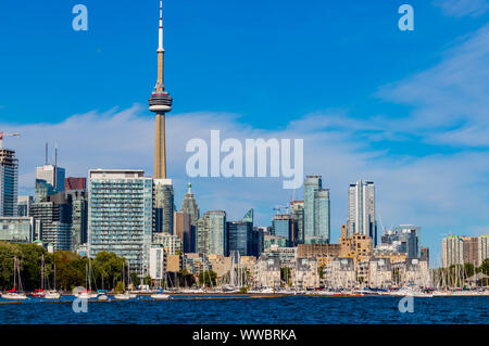 Downtown Toronto Western Harbour skyline cityscape. Una vista del centro di core come si vede da Ontario Place. Foto Stock